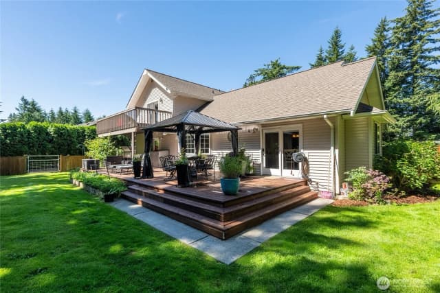 Property photo for 6898 Golf View Drive, Lynden photo 4