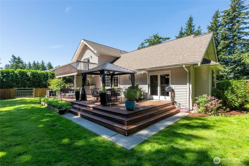 Property photo for 6898 Golf View Drive, Lynden photo 4