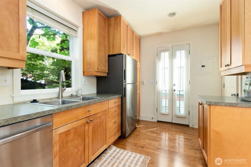 Property photo for 6318 5th Avenue Ne #c, Seattle photo 9