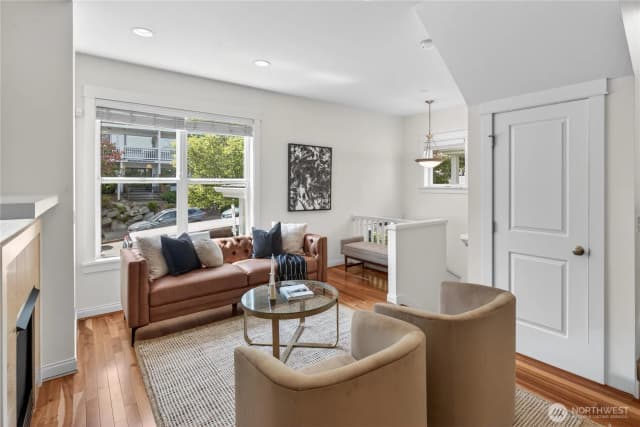 Property photo for 804 3rd Avenue N, Seattle photo 4