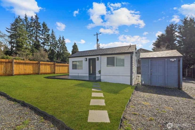 Property photo for 1747 1/2 Ne 147th St, Shoreline photo 3