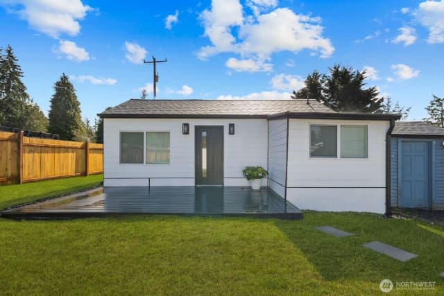 Property photo for 1747 1/2 Ne 147th St, Shoreline photo 4