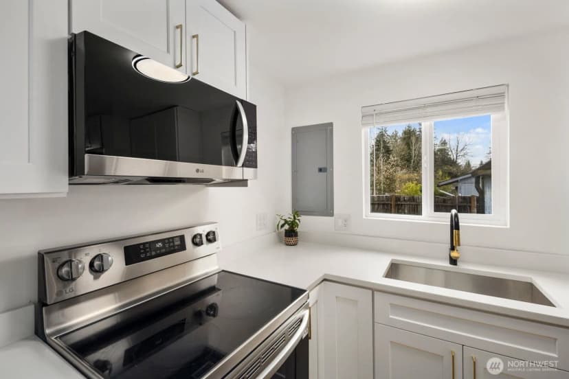 Property photo for 1747 1/2 Ne 147th St, Shoreline photo 19