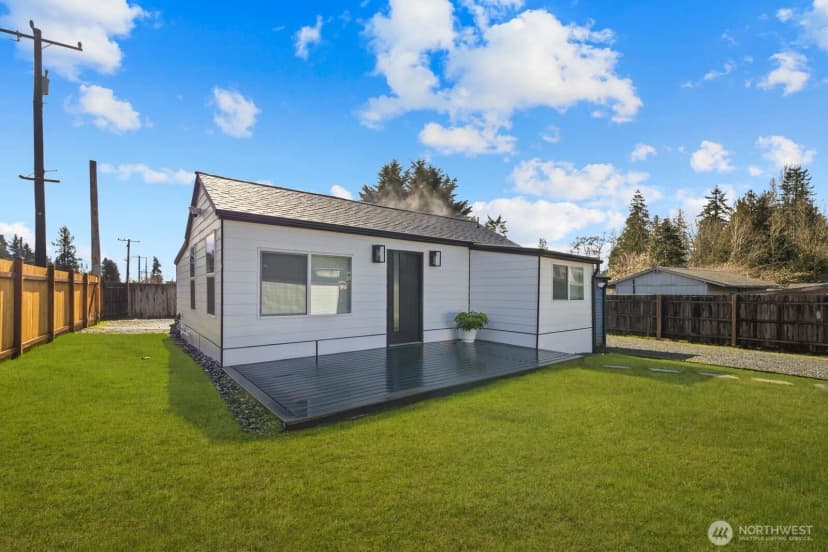 Property photo for 1747 1/2 Ne 147th St, Shoreline photo 2
