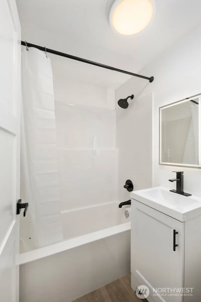 Property photo for 1747 1/2 Ne 147th St, Shoreline photo 27