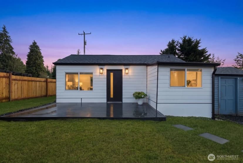 Property photo for 1747 1/2 Ne 147th St, Shoreline
