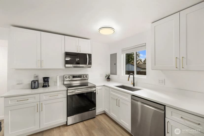 Property photo for 1747 1/2 Ne 147th St, Shoreline photo 14