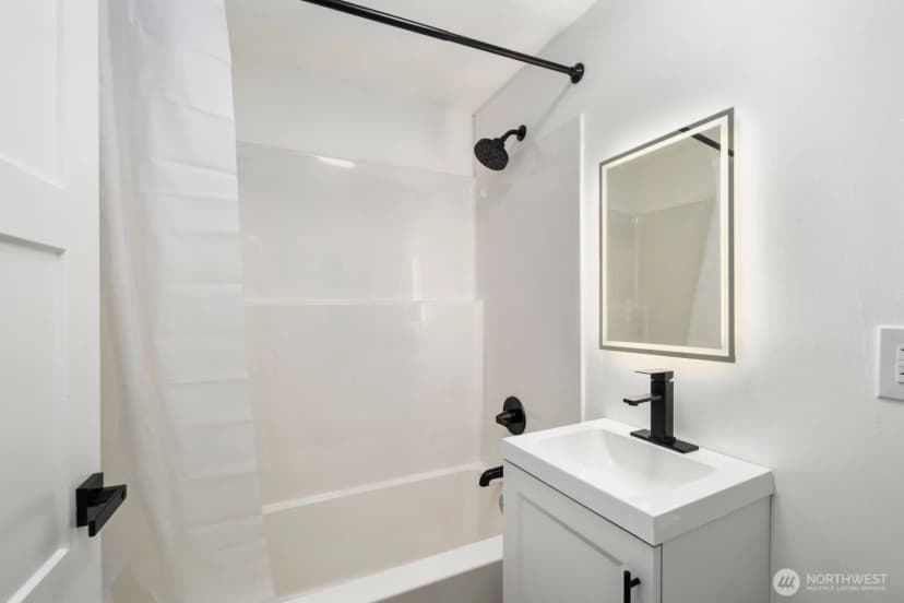 Property photo for 1747 1/2 Ne 147th St, Shoreline photo 28