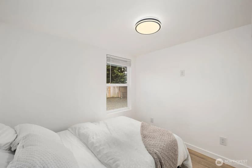 Property photo for 1747 1/2 Ne 147th St, Shoreline photo 26