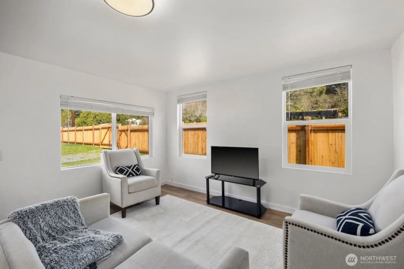 Property photo for 1747 1/2 Ne 147th St, Shoreline photo 8