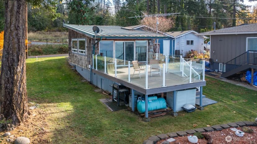 Property photo for 19422 Soundview Drive Nw, Stanwood photo 2