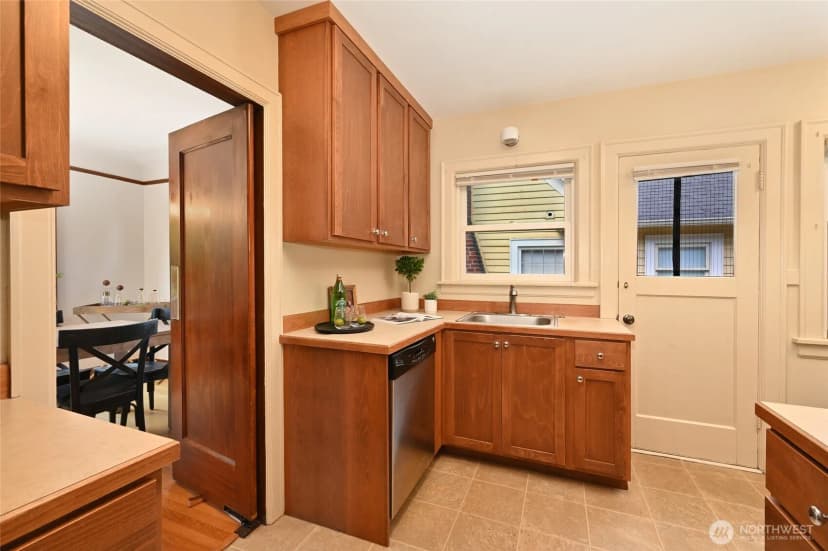 Property photo for 2562 6th Avenue W, Seattle photo 11