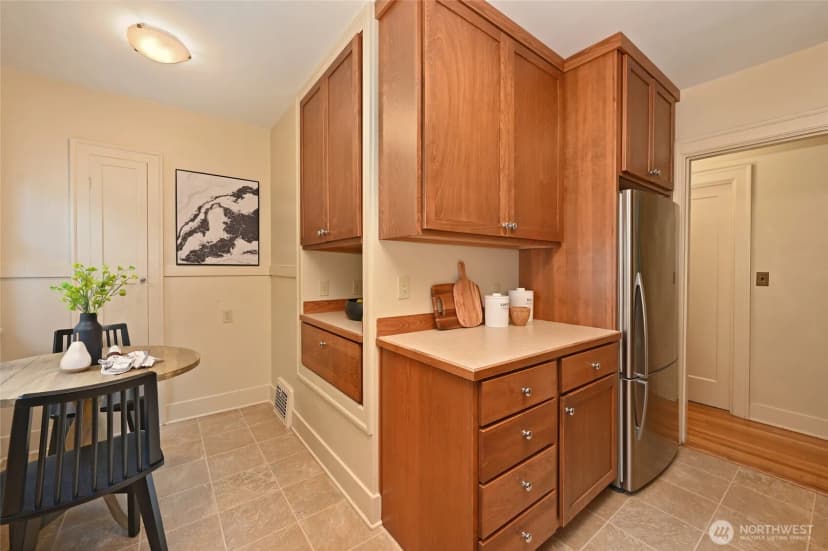 Property photo for 2562 6th Avenue W, Seattle photo 13