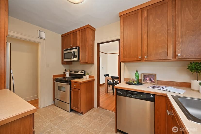 Property photo for 2562 6th Avenue W, Seattle photo 10