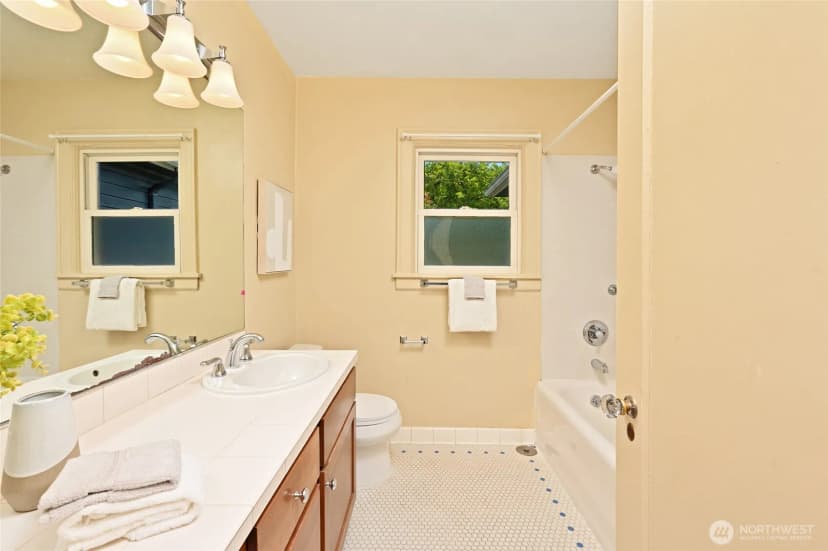 Property photo for 2562 6th Avenue W, Seattle photo 19