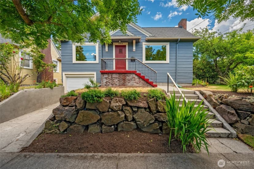 Property photo for 2562 6th Avenue W, Seattle photo 2