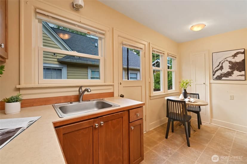 Property photo for 2562 6th Avenue W, Seattle photo 12