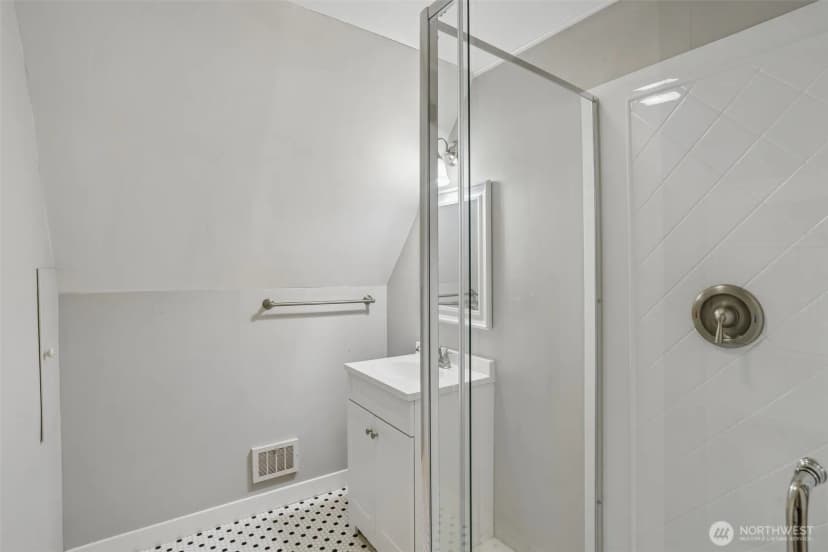 Property photo for 739 N 165th Street, Shoreline photo 19
