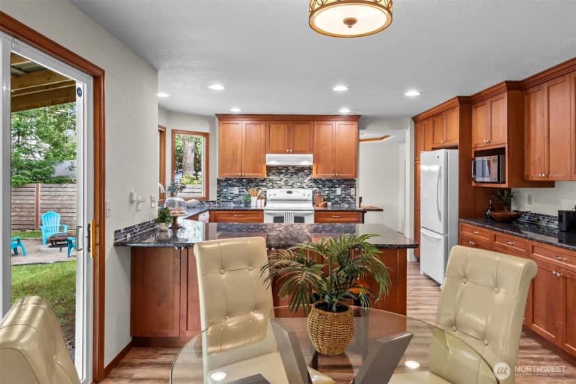 Property photo for 9125 Zircon Drive Sw, Lakewood photo 6