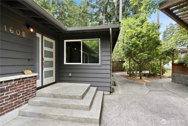 Property photo for 1608 151st Avenue Se, Bellevue photo 2