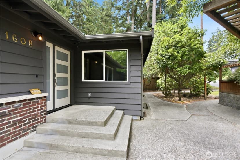 Property photo for 1608 151st Avenue Se, Bellevue photo 2