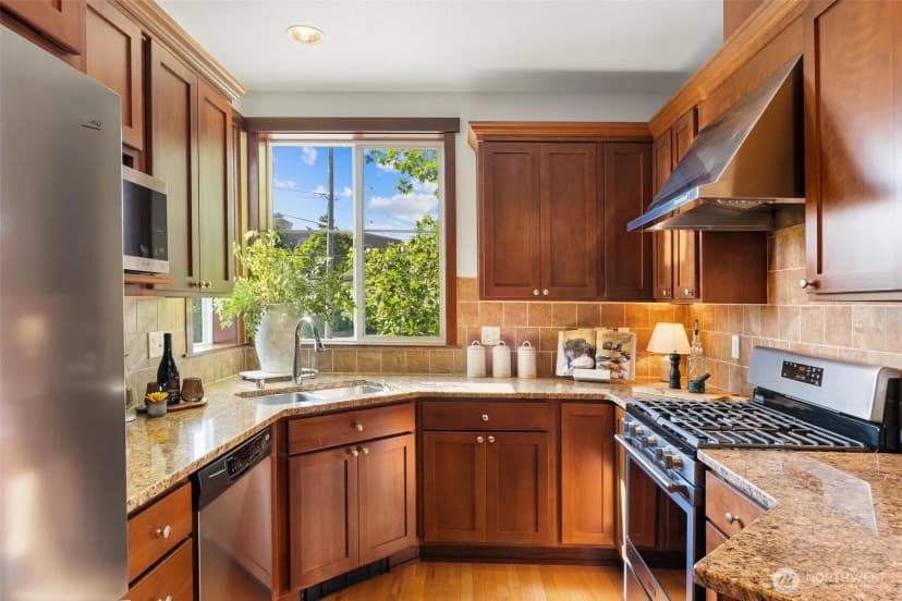 Property photo for 2400 W Boston Street, Seattle photo 12