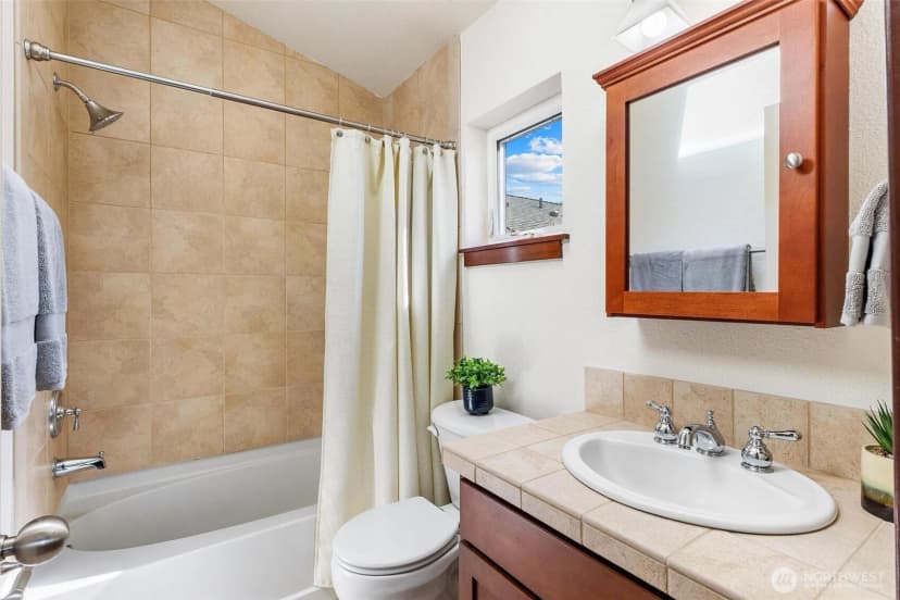 Property photo for 2400 W Boston Street, Seattle photo 23