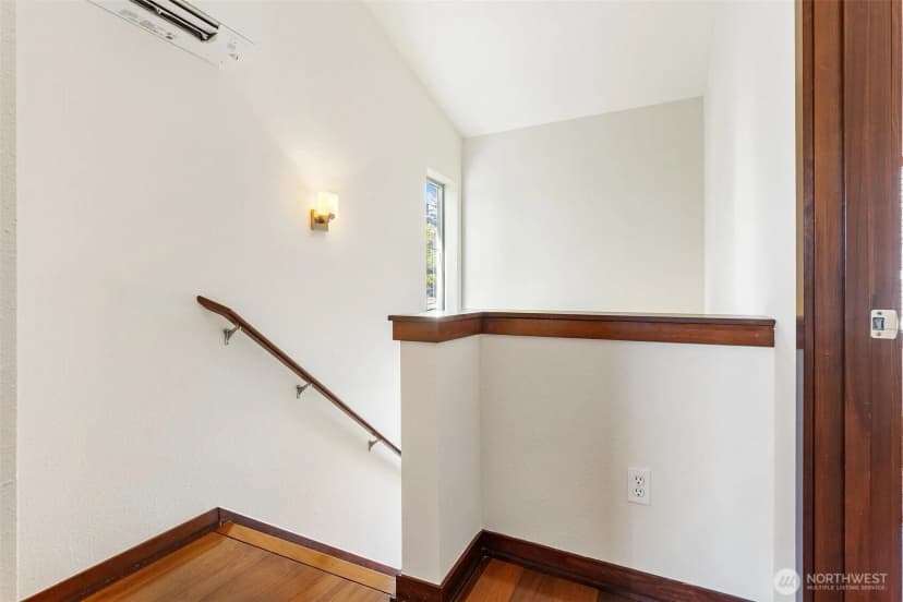 Property photo for 2400 W Boston Street, Seattle photo 17