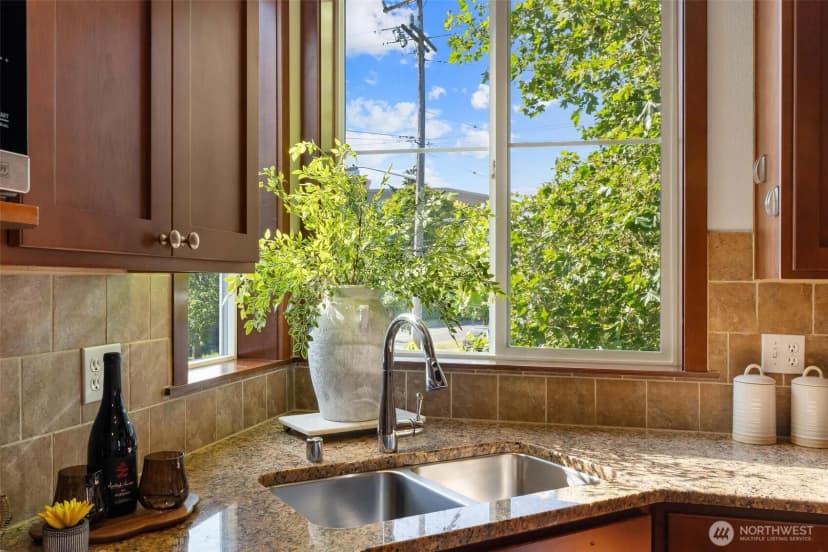 Property photo for 2400 W Boston Street, Seattle photo 14