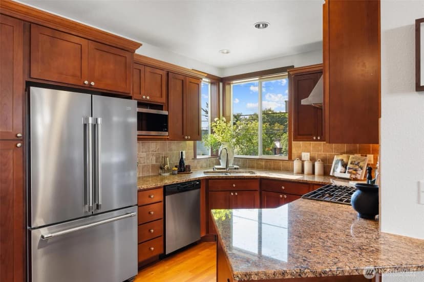 Property photo for 2400 W Boston Street, Seattle photo 11