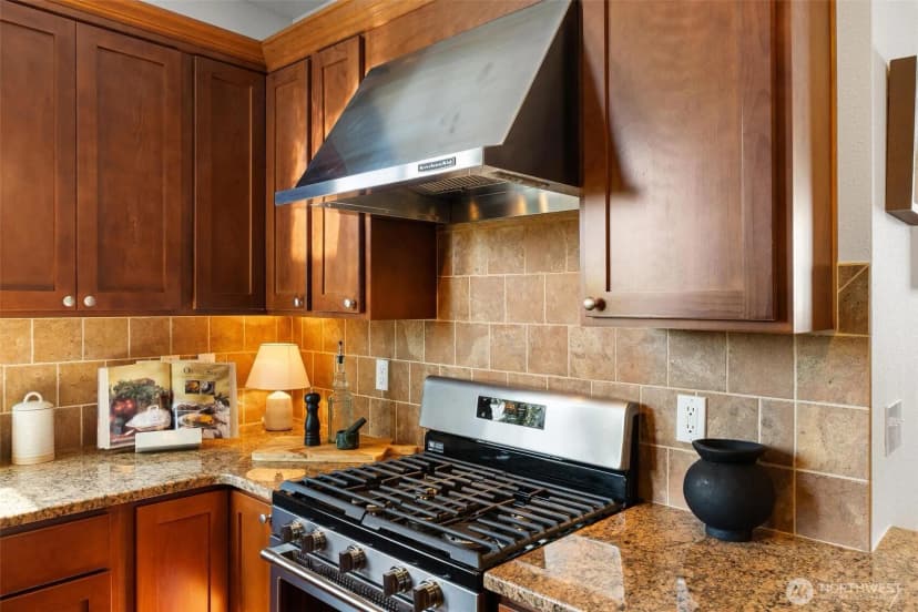 Property photo for 2400 W Boston Street, Seattle photo 13