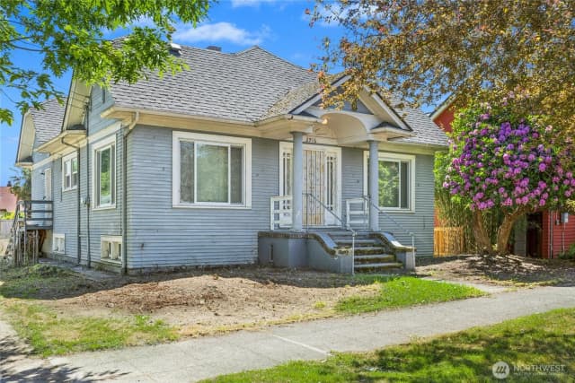 Property photo for 2916 18th Avenue S, Seattle photo 2