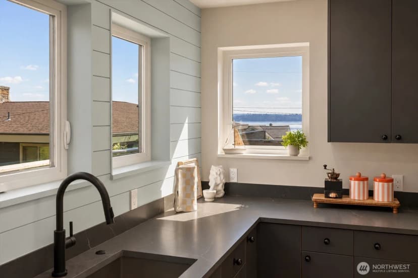 Property photo for 909 32nd Avenue S #c, Seattle photo 3