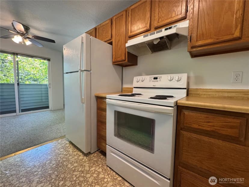 Property photo for 555 N 105th Street, Seattle photo 8