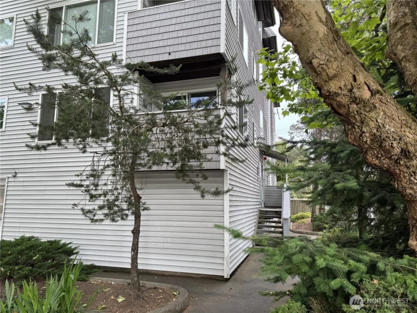 Property photo for 555 N 105th Street, Seattle photo 17
