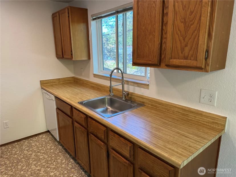 Property photo for 555 N 105th Street, Seattle photo 6
