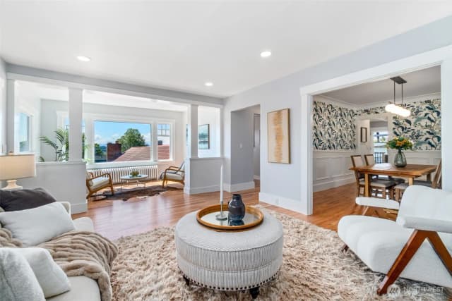 Property photo for 300 Nw 47th Street, Seattle photo 4