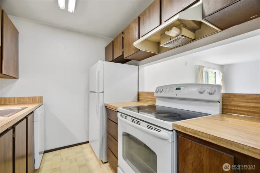 Property photo for 9558 Greenwood Avenue N #309, Seattle photo 4