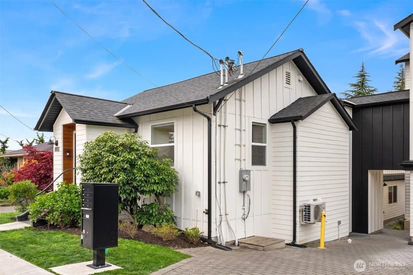 Property photo for 8913 8th Avenue Ne, Seattle photo 32