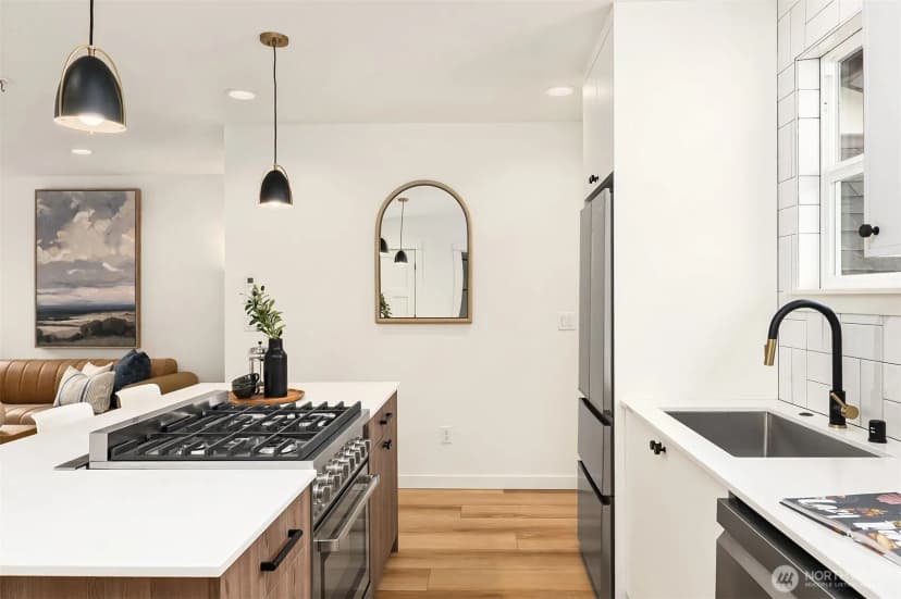 Property photo for 8913 8th Avenue Ne, Seattle photo 12