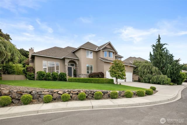 Property photo for 2021 Broadhurst Place, Wenatchee photo 2