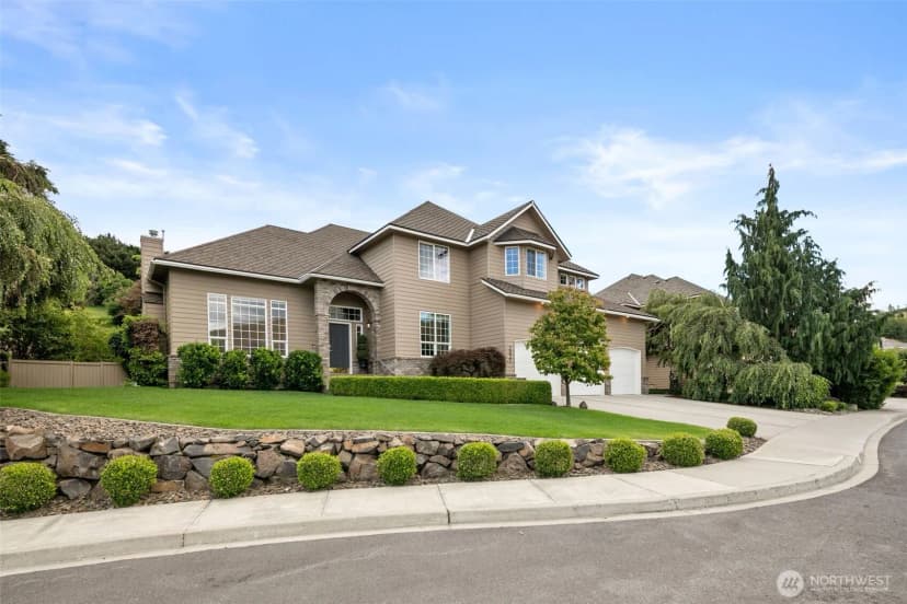 Property photo for 2021 Broadhurst Place, Wenatchee photo 2