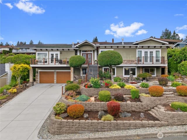 Property photo for 413 174th Place Ne, Bellevue photo 2