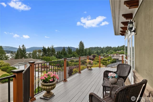 Property photo for 413 174th Place Ne, Bellevue photo 3