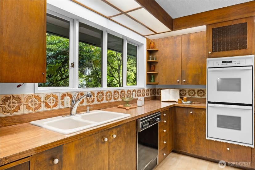 Property photo for 11032 39th Avenue Ne, Seattle photo 15