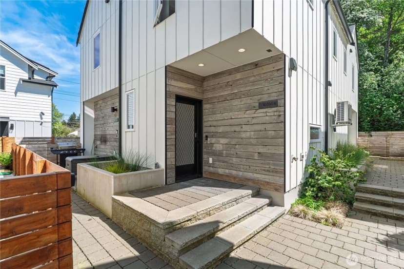 Property photo for 10350 Wallingford Avenue N #b, Seattle photo 2