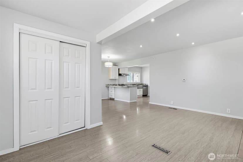 Property photo for 5454 35th Avenue Sw #d14, Seattle photo 4