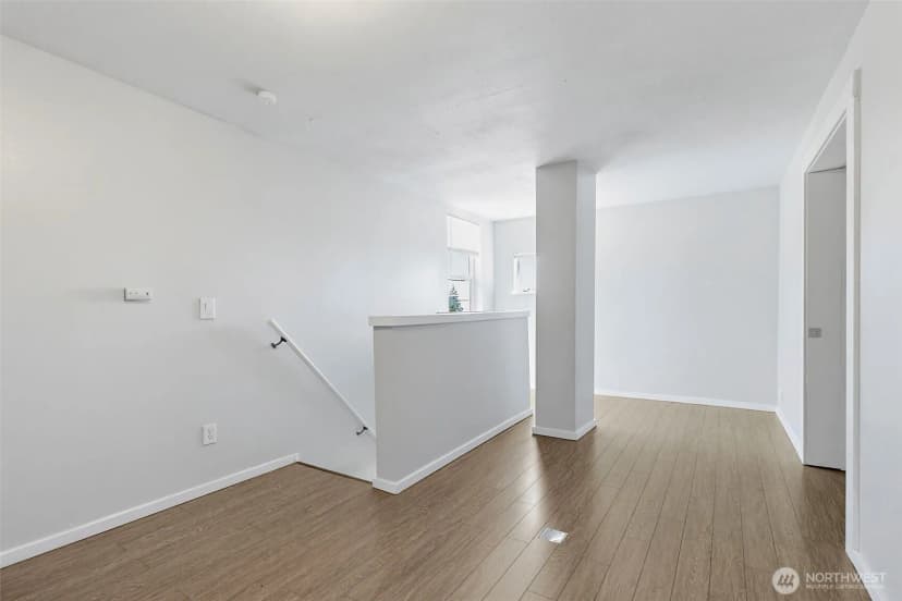 Property photo for 5454 35th Avenue Sw #d14, Seattle photo 11