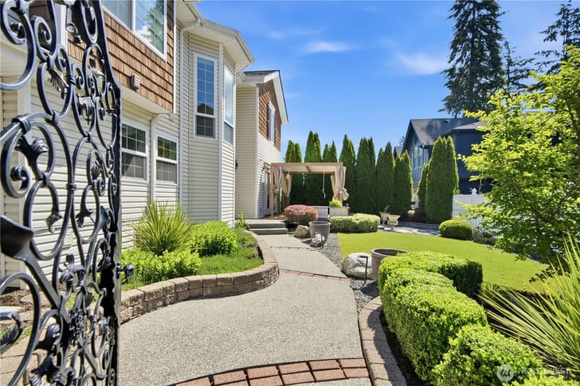 Property photo for 12832 Ne 70th Place, Kirkland photo 2