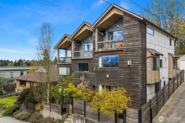 Property photo for 3010 Ne 55th Street, Seattle photo 2